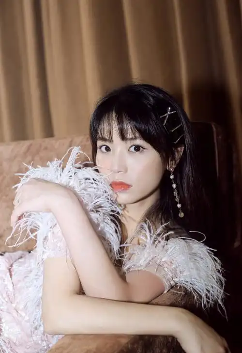 黄英羽毛裙优雅甜美写真图片