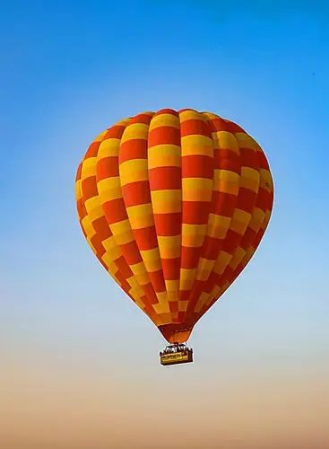 空中热气球.