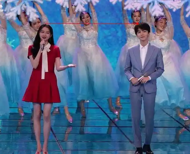 王俊凯关晓彤同台,两人身高差却成焦点,官方身高有无说谎很显然_晚会