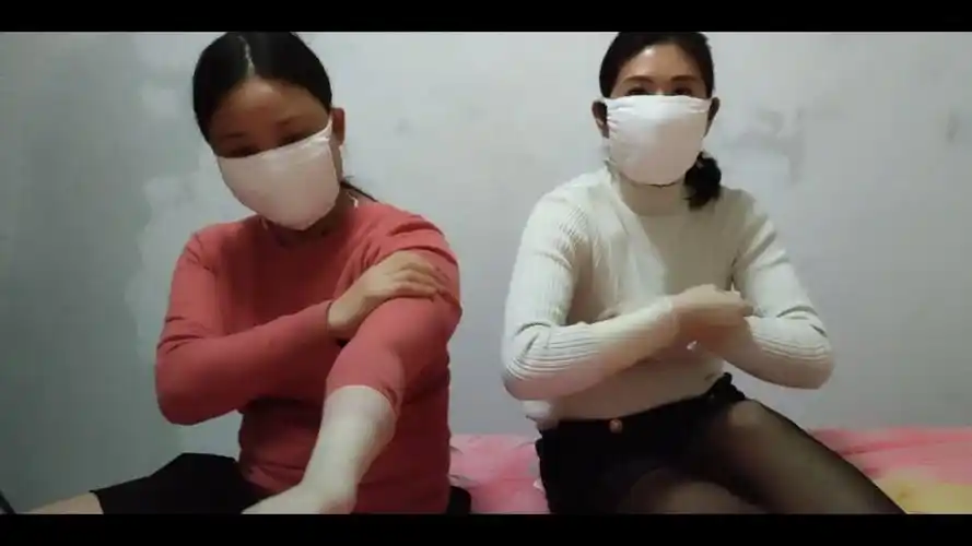 三位蒙面纱布口罩女戴上手术手套测评