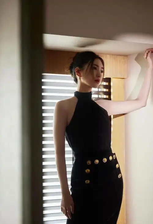 江疏影大秀光滑美背妆容精致红唇惹眼镜头前温柔浅笑魅力十足