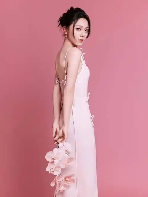 赵今麦系带粉裙 甜美娇嫩 如春日桃花 清新明媚