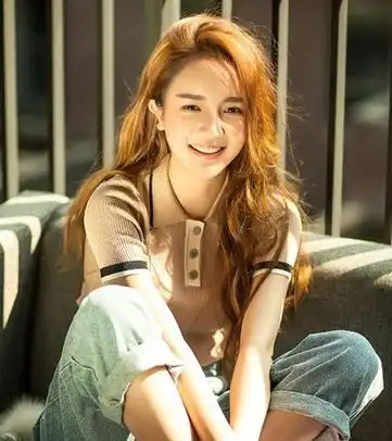 女生偏分中长发烫发发型