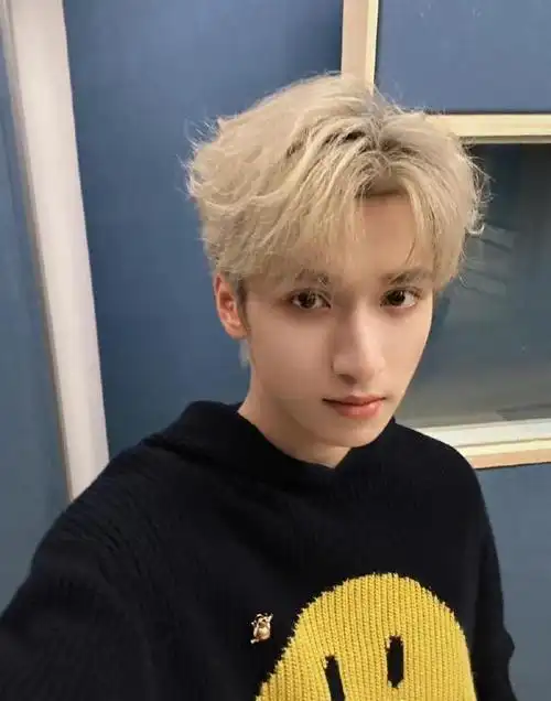 刘耀文为准备舞台,染回黑发了!黄毛被吐槽没质感,像精神小伙