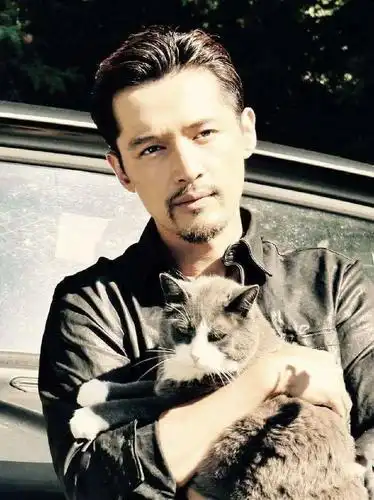 男星蓄胡子如整容胡歌沧桑却充满男人味易烊千玺认不出