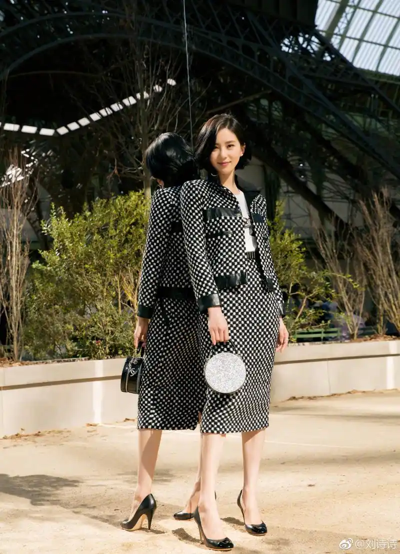 原创刘诗诗高调现身,穿亮色衬衫配阔腿裤气场开挂,网友:太有少女感