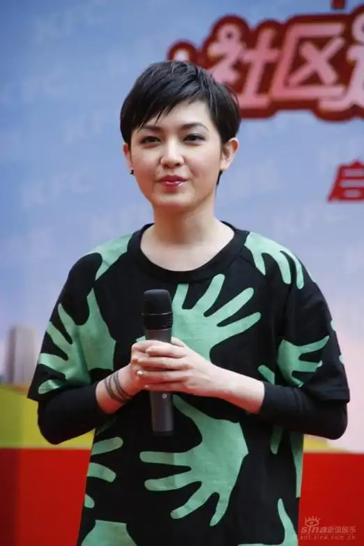 范晓萱上海出席公益活动 母亲节送妈妈手机(图)