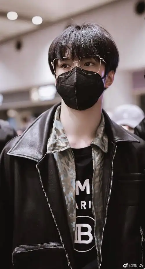 刘耀文超绝眼镜鲨小合集,优越气质搭配眼镜造型,苏点满满,让人完全没