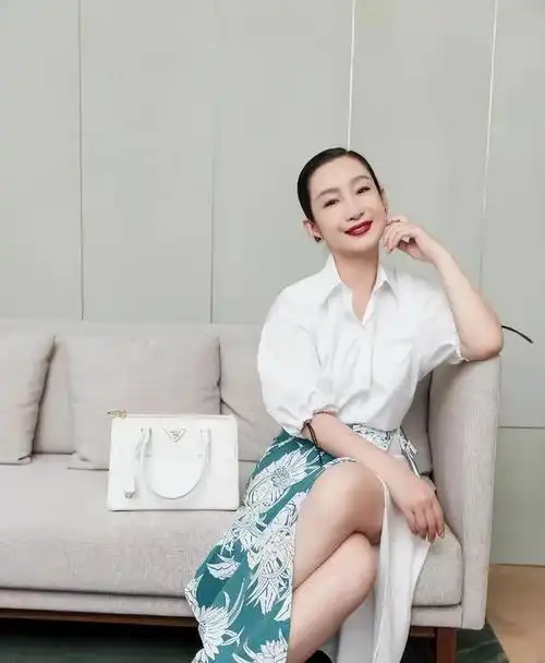 北京时间11月1日下午中国著名演员秦海璐最新消息