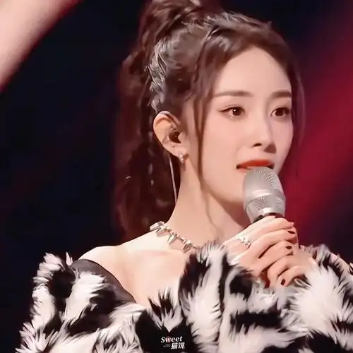 杨幂跨年唱跳险走光,抹胸短裙难掩性感事业线,观众大赞好身材