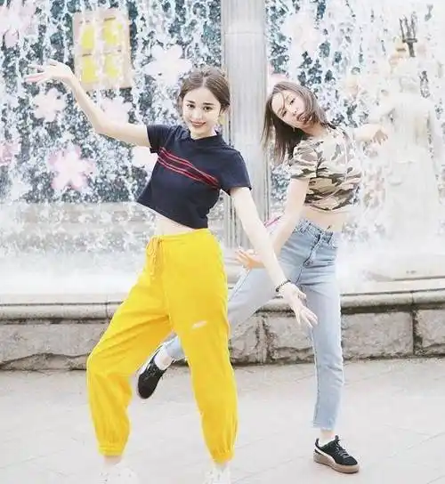 同样在游乐园拍照留念,看到娜扎热巴的对比,两人终于分出了高低_带着