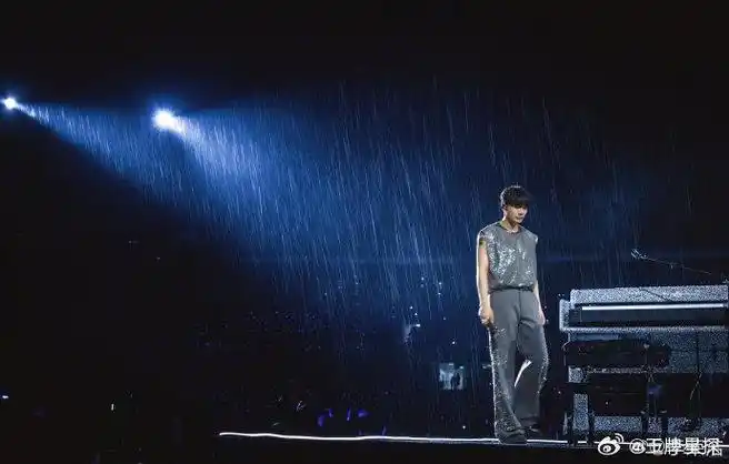 老李你好会准备惊喜 李荣浩手臂肌肉好绝啊 建议以后每场都穿深v