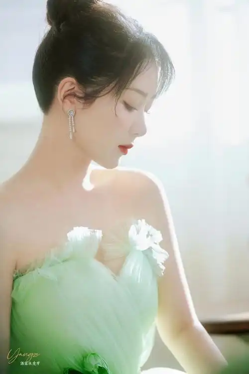 壁纸壁纸壁纸#杨紫绿色抹胸纱裙#新壁纸来了@杨紫#杨紫长相思