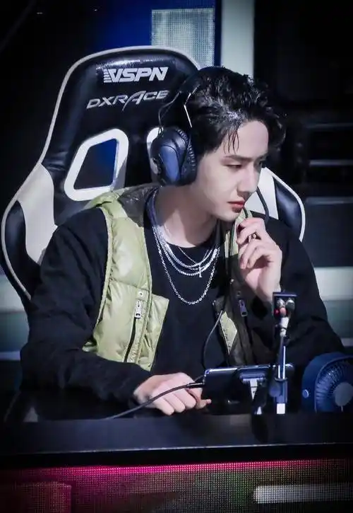 王一博"和平精英"后台吃药,被爆身体过敏,采访时不停咳嗽_时候_比赛