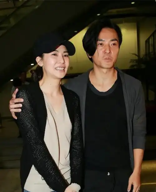 郑伊健澳门开演唱会妻子蒙嘉慧助阵全程讲日语引发众怒