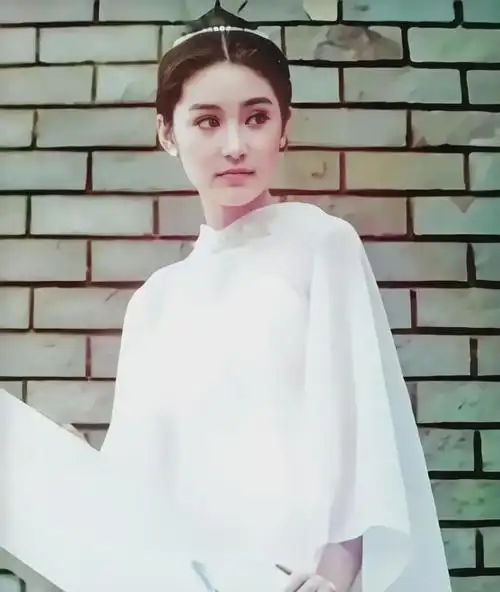 20岁林青霞一身白衣真的有点仙头戴皇冠简直就像白雪公主一样