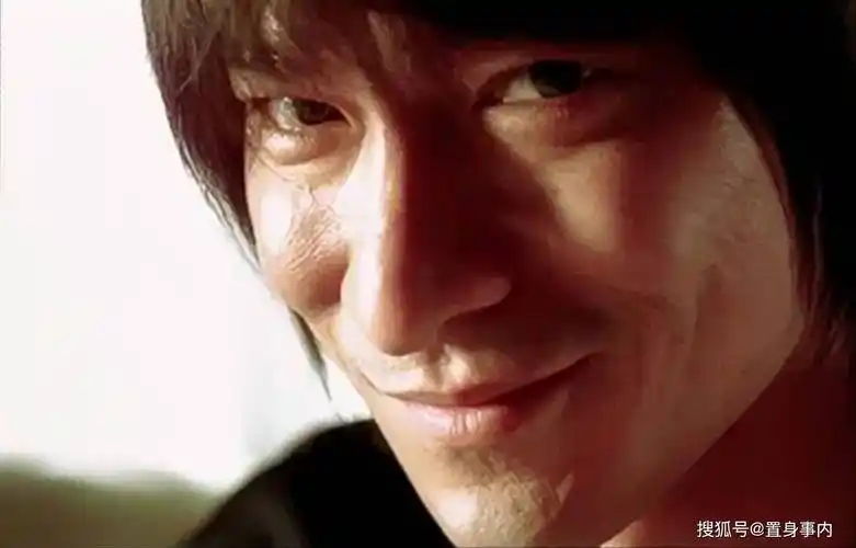 20年前,他和张涵予在《天下无贼》中的戏份,也是"一正一邪"的设置.