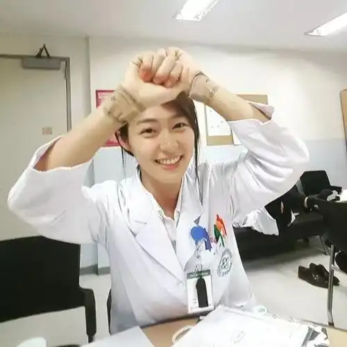 从清秀到性感从女生到女人当这个女医生脱下白大褂震惊了整个病房