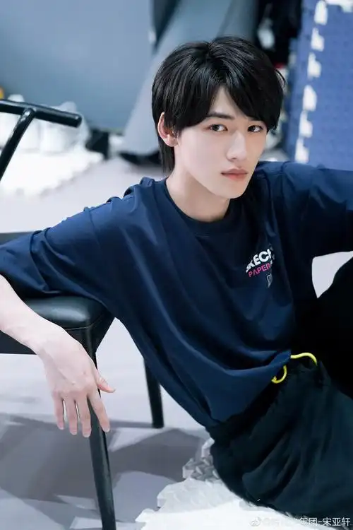 宋亚轩微博写真图片集