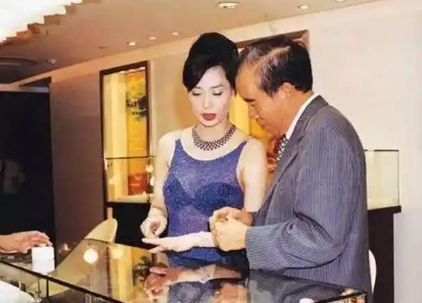 她港姐出身,被男友劈腿,拒做赌王的五姨太,如今身价超5亿_邝美云