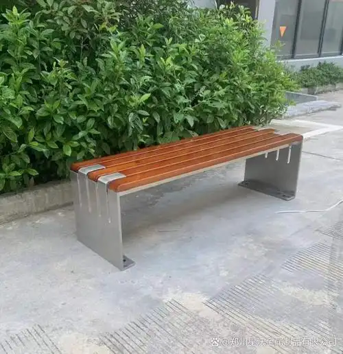 人们对户外休闲生活的追求,公园座椅成为了公共空间中不可或缺的设施