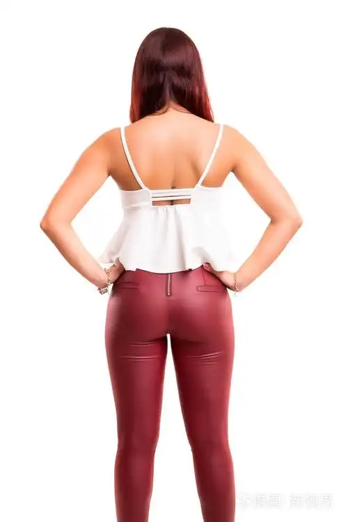 女人的后背面对镜头摆姿势