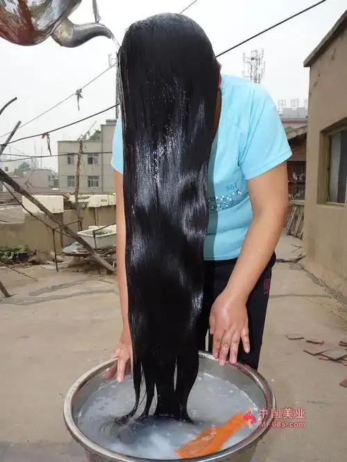 中国美业 长发 剪发 >> 正文      这把头发纯天然,乌黑靓丽,超级丰厚