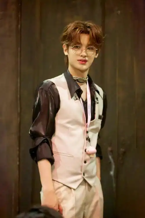 黄明昊密逃新剧照#金丝眼镜的黄明昊跟密逃更配啊.