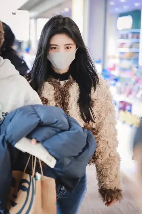 鞠婧祎机场饭拍##鞠婧祎毛绒外套