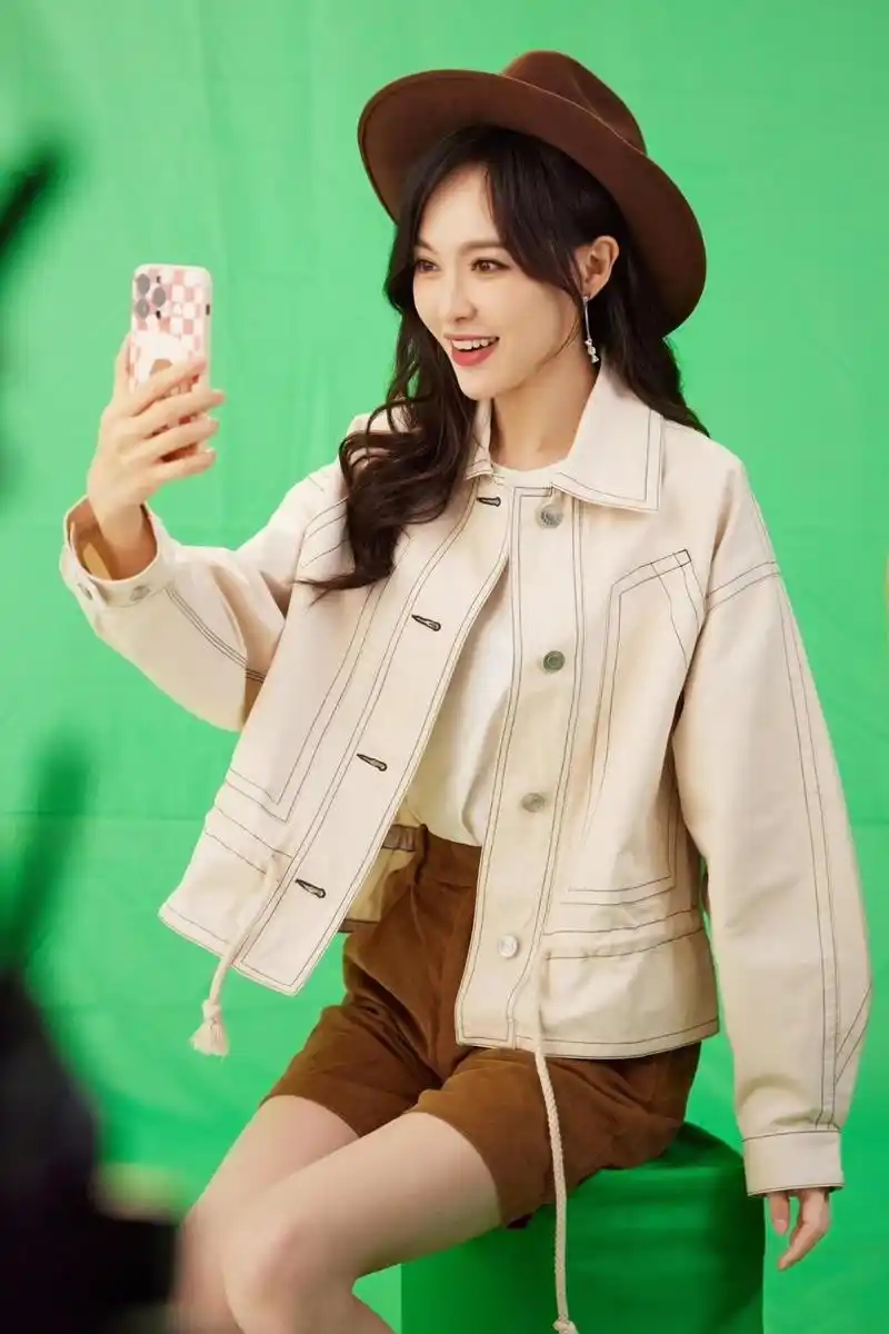 唐嫣穿搭解析:短外套 白t恤 牛仔帽,时尚新风向引领者 唐嫣,这位备受
