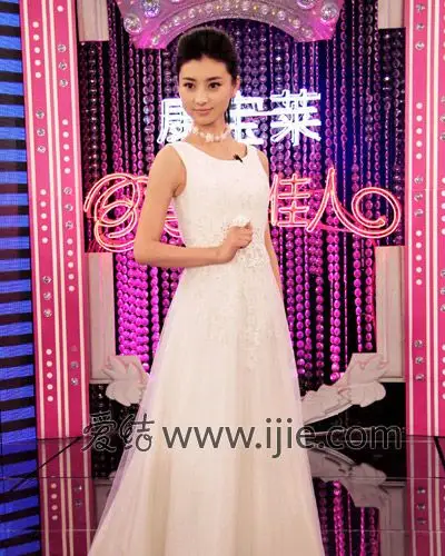 沈眉庄扮演者斓曦身穿婚纱