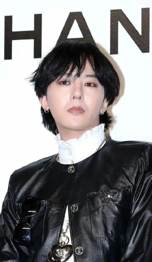 曾经是韩国爱豆停留的权志龙最新生图来了,但是在看完他的这组照片