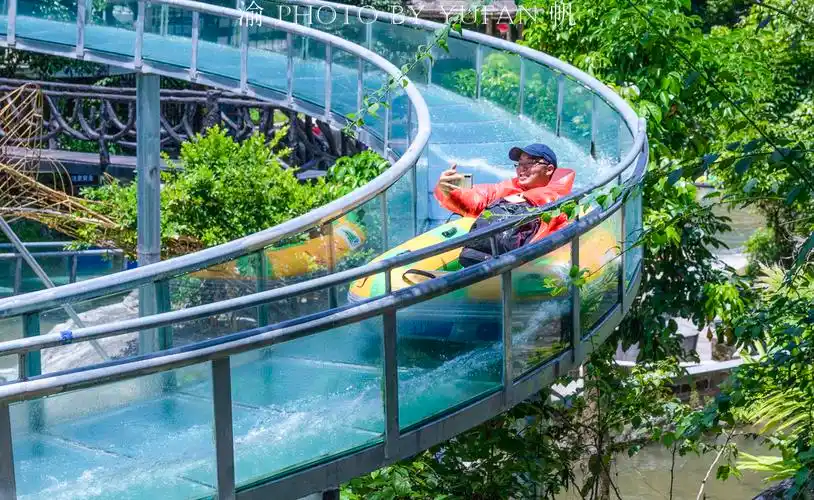 原创夏日炎炎去哪玩?广东新晋网红景点——天露山玻璃滑道,值得打卡