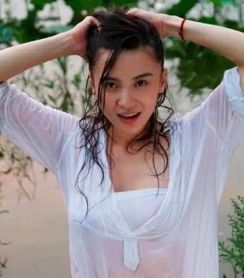 宋佳曾被4个男人追与5婚导演交往5年43岁活得又酷又飒