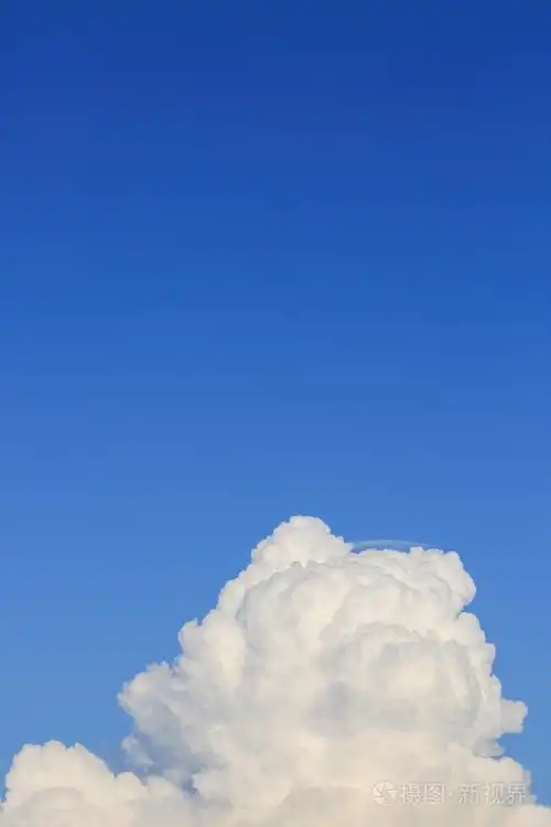 在湛蓝的天空上的云朵照片-正版商用图片1lvpzl-摄图新视界