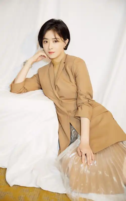 蒋欣拍摄一组美照,短发造型更显优雅动人