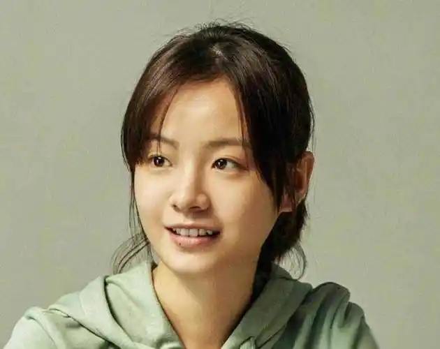 相比之下,李庚希是一个没有学过演戏的大学生,却