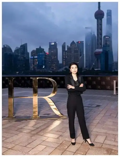郭晶晶优雅出席美丽令人倾倒精致黑色西装高级气质尽显