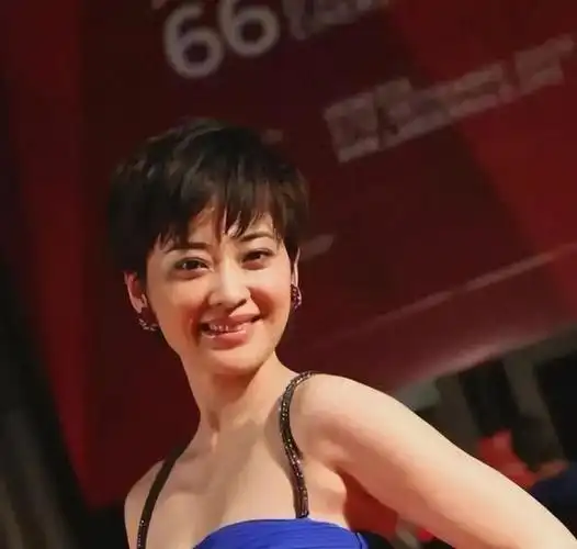 穿蓝色吊带裙亮相,美得像换了个人|梅婷|短发|穿搭_新浪新闻