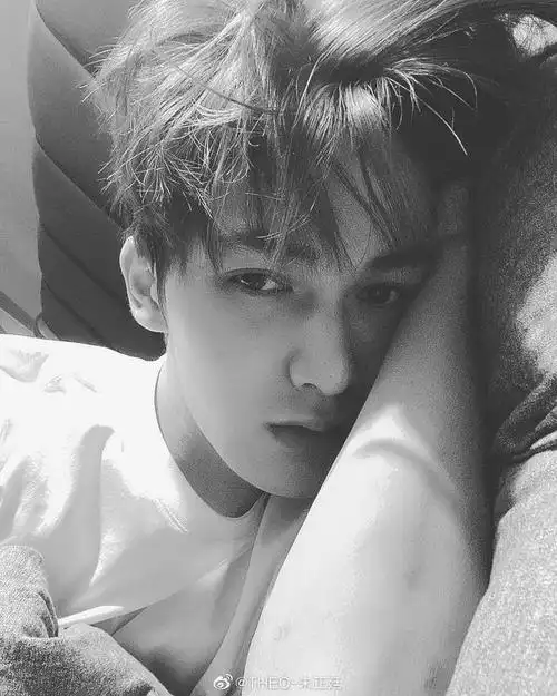 娱乐圈再现灵魂画手,朱正廷艺术细胞发达,只是这画我有些看不懂