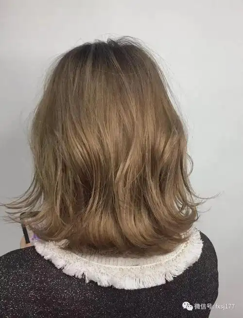 今年流行人鱼短发烫让你摆脱平庸感