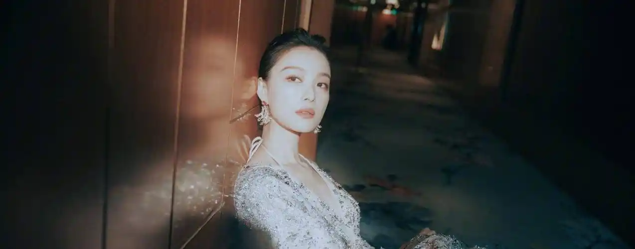 倪妮出席vogue盛典红毯,整个人白到发光,肩胛骨瞩目_娱乐_内容_气质