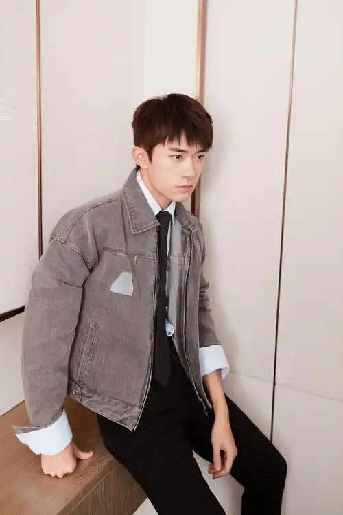 易烊千玺穿灰色夹克配领带随性帅气眼神坚毅气场十足