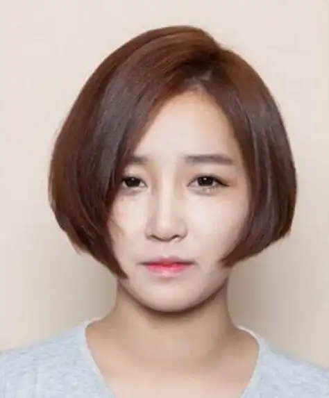 内扣空气刘海适合萌妹子,看起来可爱也会俏皮,齐耳短发呈直发状,遮掩