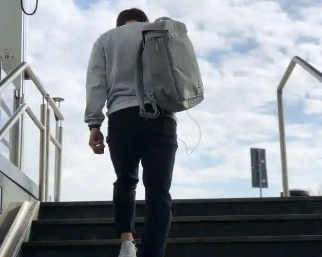 解锁背影杀手新姿势一款回头率超高的背包拯救你的直男品味