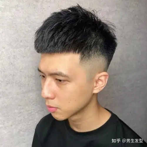 男生不管怎么剪发型,还是"两边铲光"比较帅气,干净利落显精神