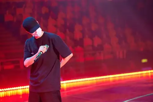 王一博演唱会彩排照 隔着口罩都感受到了酷