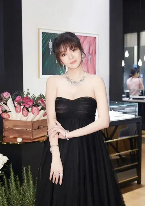 安以轩的身材真妙!抹胸礼裙小秀事业线,奔四也能妩媚动人