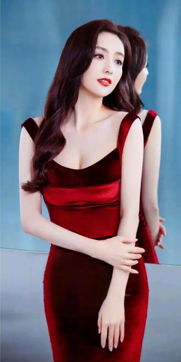 看到佟丽娅这套丝绒美裙,太惊艳了,耀眼的性感红色,让丫丫的肌肤格外