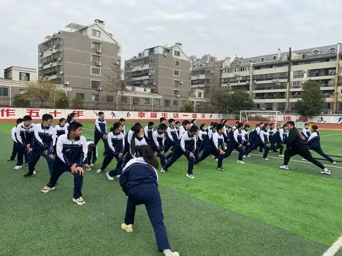 体育公开课《排球:正面双手垫球》——阳正 《学习坐位体前屈动作》